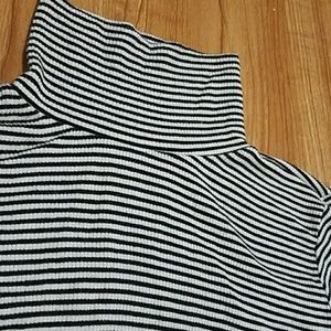 Brandy Melville Black and White Turtleneck Top